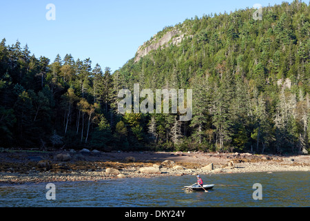 Rudern zum Ufer, Tal Cove, Somes Sound, Mount Desert Island, Acadia National Park, Maine Stockfoto