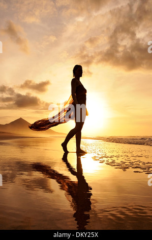 Junge Frau am Strand Cofete, Fuerteventura, Kanarische Inseln, Europa Stockfoto