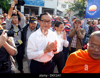 Phnom Penh, Kambodscha. 10. Dezember 2013. Sam Rainsy (C), Präsident des kambodschanischen National Rescue Party (CNRP), führt Unterstützer in Phnom Penh, Kambodscha, 10. Dezember 2013 marschieren. Tausende von Anhängern der kambodschanischen Opposition marschierten in der Hauptstadt am Dienstagmorgen anlässlich der 65. Internationalen Tag der Menschenrechte trotz einem Regierungsverbot marschieren. Bildnachweis: Sovannara/Xinhua/Alamy Live-Nachrichten Stockfoto