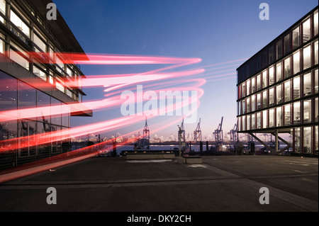 Neumühlen, modernen Bürogebäuden, Hafen Krane in den Abend, Hamburg, Deutschland, Europa Stockfoto