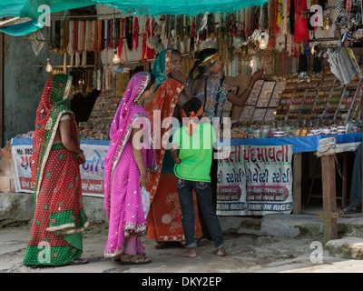 Frauen in Saris kaufen Schmuck, Pavagadh Hill, Champaner-Pavagadh archäologischer Park, Bundesstaat Gujarat, Indien Stockfoto