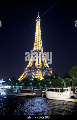 Paris, Frankreich 30. April 2011: Beleuchtete Eiffelturm in der Nacht vom 30. April 2011 in Paris, Frankreich Stockfoto