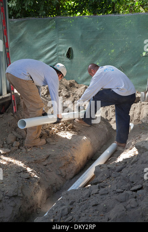 Poly Vinylchlorid (PVC) Rohre für Regenwassernutzungsanlage im neuen Hauptaufbau installiert wird. Los Angeles, Neff Stockfoto
