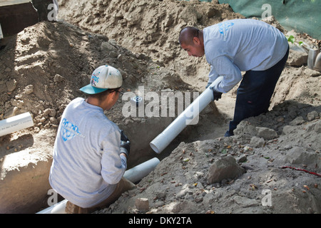 Poly Vinylchlorid (PVC) Rohre für Regenwassernutzungsanlage im neuen Hauptaufbau installiert wird. Los Angeles, Neff Stockfoto