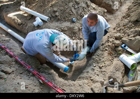 Poly Vinylchlorid (PVC) Rohre für Regenwassernutzungsanlage im neuen Hauptaufbau installiert wird. Los Angeles, Neff Stockfoto
