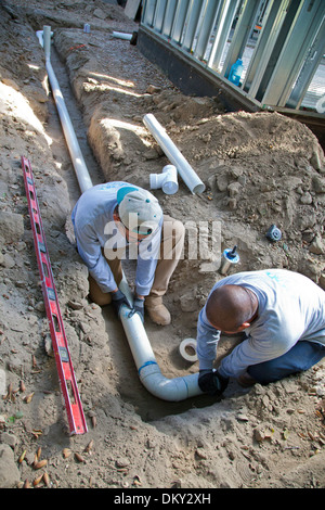 Poly Vinylchlorid (PVC) Rohre für Regenwassernutzungsanlage im neuen Hauptaufbau installiert wird. Los Angeles, Neff Stockfoto
