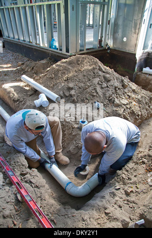 Poly Vinylchlorid (PVC) Rohre für Regenwassernutzungsanlage im neuen Hauptaufbau installiert wird. Los Angeles, Neff Stockfoto