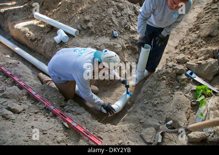Poly Vinylchlorid (PVC) Rohre für Regenwassernutzungsanlage im neuen Hauptaufbau installiert wird. Los Angeles, Neff Stockfoto