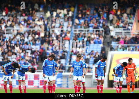 Yokohama, Japan. 30. November 2013. Yokohama F Marinos Team Gruppe Fußball / Fußball: Spieler der Marinos aussehen niedergeschlagen nach dem 2013 J.League Division 1 Spiel zwischen Yokohama F Marinos 0-2 Albirex Niigata Nissan-Stadion in Yokohama, Japan. © Kenzaburo Matsuoka/AFLO/Alamy Live-Nachrichten Stockfoto