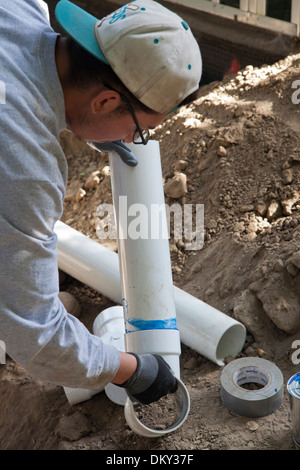 Poly Vinylchlorid (PVC) Rohre für Regenwassernutzungsanlage im neuen Hauptaufbau installiert wird. Los Angeles, Neff Stockfoto