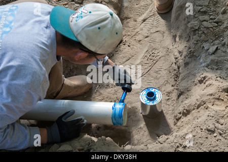 Poly Vinylchlorid (PVC) Rohre für Regenwassernutzungsanlage im neuen Hauptaufbau installiert wird. Los Angeles, Neff Stockfoto