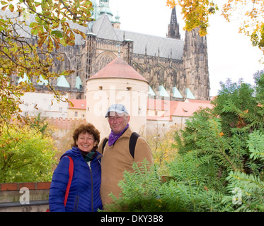 Mittleres Alter Senior lächelnd Mann Frau Tourist paar Burg Bezirk Prag Tschechische Republik Stockfoto