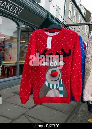 Marktstand Weihnachten Neuheit Verkauf roter Strickpullover mit lächelnden Rudolph das rote Nase Rentier-Muster Stockfoto