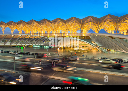 Oriente Bahnhof bei Dämmerung, Parque Das Nações (Park der Nationen), Lissabon, Portugal Stockfoto