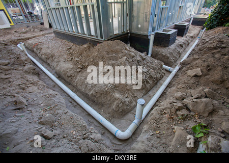 Poly-Vinyl-Chlorid, PVC-Rohre für Regenwassernutzungsanlage im neuen Hauptaufbau installiert wird. Los Angeles, Kalifornien Stockfoto