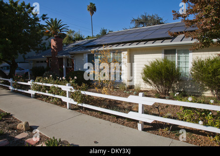 Grüne Haus, das aus dem Netz ist. Solarstrom und eine Regenwassernutzungsanlage liefern die Energie und Wasser, Los Angeles Stockfoto