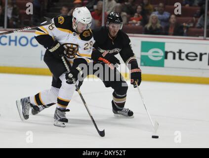 13. Januar 2010 - steuert Anaheim, Kalifornien, USA - Boston Bruins rechten Flügel Mark Recchi, links, den Puck aus Anaheim Ducks-Verteidiger James Wisniewski in der ersten Phase eines NHL Eishockey-Spiel im Honda Center.  (Kredit-Bild: © Mark Samala/ZUMA Press) Stockfoto