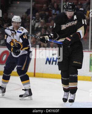 19. Januar 2010 - springt Anaheim, Kalifornien, USA - Anaheim Ducks rechten Flügel Corey Perry, Recht, um eine eingehende Puck als Buffalo Sabres Verteidiger auszuweichen, Henrik Tallinder Schwedens in der ersten Phase eines NHL Eishockey-Spiel im Honda Center Uhren.  (Kredit-Bild: © Mark Samala/ZUMA Press) Stockfoto