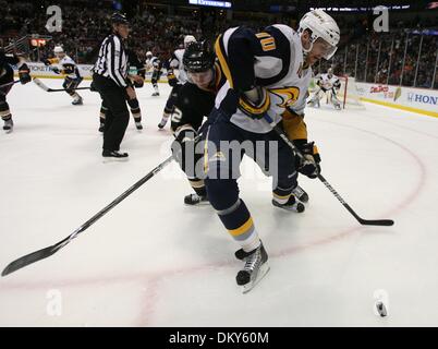19. Januar 2010 - Anaheim, Kalifornien, USA - Buffalo Sabres Verteidiger Henrik Tallinder von Schweden, Recht, Schlachten, den Puck von Anaheim Ducks rechten Flügel Dan Sexton in der ersten Zeit ein NHL-Hockey Spiel im Honda Center zu halten.  (Kredit-Bild: © Mark Samala/ZUMA Press) Stockfoto