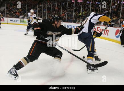 19. Januar 2010 - skates Anaheim, Kalifornien, USA - Buffalo Sabres Verteidiger Henrik Tallinder von Schweden, rechts, um den Puck von Anaheim Ducks linken Flügel Matt Beleskey im Honda Center in der ersten Phase eines NHL Eishockey-Spiel zu halten.  (Kredit-Bild: © Mark Samala/ZUMA Press) Stockfoto