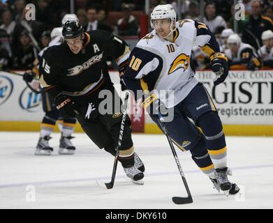 19. Januar 2010 zentrieren - Anaheim, Kalifornien, USA - Anaheim Ducks Ryan Getzlaf, links, Tricks mit Buffalo Sabres Verteidiger Henrik Tallinder Schwedens, auf ein Spiel während der dritten Periode ein NHL-Hockey Spiel im Honda Center mithalten.  (Kredit-Bild: © Mark Samala/ZUMA Press) Stockfoto