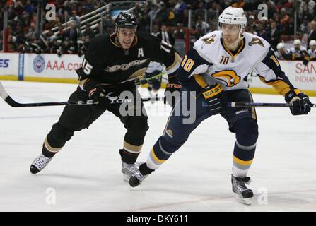 19. Januar 2010 zentrieren - Anaheim, Kalifornien, USA - Anaheim Ducks Ryan Getzlaf, links, Tricks mit Buffalo Sabres Verteidiger Henrik Tallinder Schwedens, auf ein Spiel während der dritten Periode ein NHL-Hockey Spiel im Honda Center mithalten.  (Kredit-Bild: © Mark Samala/ZUMA Press) Stockfoto