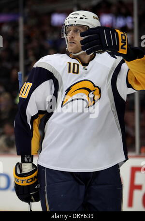 19. Januar 2010 - Anaheim, Kalifornien, USA - Buffalo Sabres Verteidiger Henrik Tallinder von Schweden während eines NHL Eishockey-Spiel gegen die Anaheim Ducks im Honda Center abgebildet ist.  (Kredit-Bild: © Mark Samala/ZUMA Press) Stockfoto