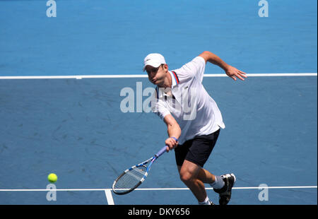 20. Januar 2010 - Melbourne, Victoria, Australien - Tennis Spieler ANDY RODDICK (USA) Niederlagen setzt Thomaz Bellucci (BRA) in gerader, 6-3, 6-4, 6-4 während der Runde eine Aktion bei den Australian Open 2010. (Kredit-Bild: © MM Bilder/ZUMA Press) Stockfoto