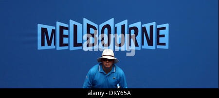 20. Januar 2010 - Melbourne, Victoria, Australien - ein Linienrichter während der Tennis Spieler Andy Roddick (USA) Vs Thomaz Bellucci (BRA) während entsprechen rund um eine Aktion zu den Australian Open 2010. (Kredit-Bild: © MM Bilder/ZUMA Press) Stockfoto