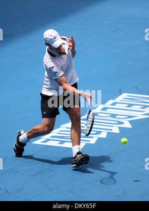 20. Januar 2010 - Melbourne, Victoria, Australien - Tennis Spieler ANDY RODDICK (USA) Niederlagen setzt Thomaz Bellucci (BRA) in gerader, 6-3, 6-4, 6-4 während der Runde eine Aktion bei den Australian Open 2010. (Kredit-Bild: © MM Bilder/ZUMA Press) Stockfoto