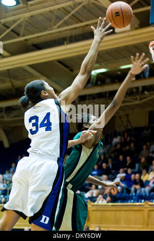 23. November 2009 - Durham, North Carolina, USA - 23. November 2009: #34 6-4 Jr Krystal Thomas C... Herzog gewinnt 57-44 über UNC Charlotte.Mandatory Credit: Mark Abbott / Southcreek Global (Credit-Bild: © Mark Abbott/Southcreek Global/ZUMApress.com) Stockfoto