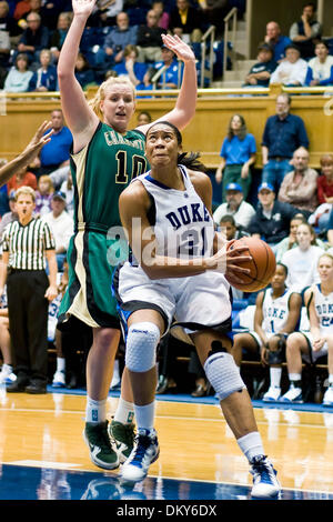 23. November 2009 - Durham, North Carolina, USA - 23. November 2009: #21 Joy Cheek Senior nach vorne in den Warenkorb legen treibt... Herzog gewinnt 57-44 über UNC Charlotte.Mandatory Credit: Mark Abbott / Southcreek Global (Credit-Bild: © Mark Abbott/Southcreek Global/ZUMApress.com) Stockfoto