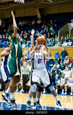 23. November 2009 - Durham, North Carolina, USA - 23. November 2009: #21 Joy Cheek Senior nach vorne im Inneren kämpft... Herzog gewinnt 57-44 über UNC Charlotte.Mandatory Credit: Mark Abbott / Southcreek Global (Credit-Bild: © Mark Abbott/Southcreek Global/ZUMApress.com) Stockfoto