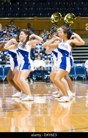 23. November 2009 - Durham, North Carolina, USA - 23. November 2009: Duke Cheerleader... Herzog gewinnt 57-44 über UNC Charlotte.Mandatory Credit: Mark Abbott / Southcreek Global (Credit-Bild: © Mark Abbott/Southcreek Global/ZUMApress.com) Stockfoto