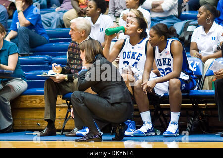 23. November 2009 - Durham, North Carolina, USA - 23. November 2009: Head Coach Joanne P. McCallie... Herzog gewinnt 57-44 über UNC Charlotte.Mandatory Credit: Mark Abbott / Southcreek Global (Credit-Bild: © Mark Abbott/Southcreek Global/ZUMApress.com) Stockfoto