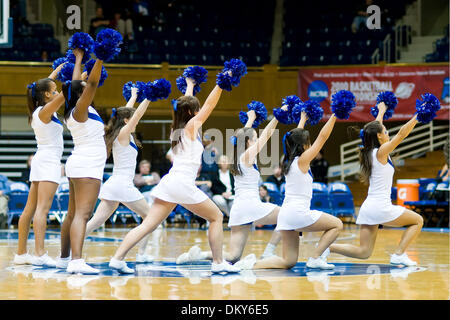 23. November 2009 - Durham, North Carolina, USA - 23. November 2009: Duke Cheerleader... Herzog gewinnt 57-44 über UNC Charlotte.Mandatory Credit: Mark Abbott / Southcreek Global (Credit-Bild: © Mark Abbott/Southcreek Global/ZUMApress.com) Stockfoto