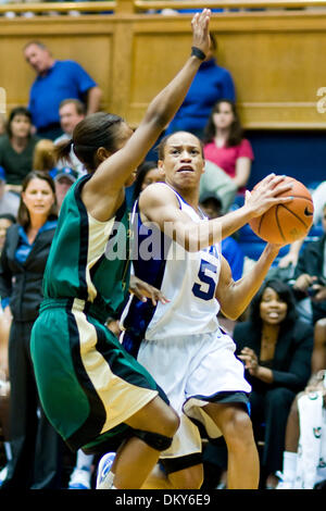 23. November 2009 - Durham, North Carolina, USA - 23. November 2009: #5 Jasmine Thomas junior Guard Drive auf den Reifen... Herzog gewinnt 57-44 über UNC Charlotte.Mandatory Credit: Mark Abbott / Southcreek Global (Credit-Bild: © Mark Abbott/Southcreek Global/ZUMApress.com) Stockfoto