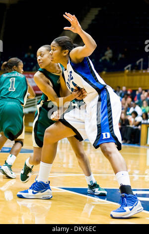 23. November 2009 - Durham, North Carolina, USA - 23. November 2009: #34 Krystal Thomas C 6-4 Jr... Herzog gewinnt 57-44 über UNC Charlotte.Mandatory Credit: Mark Abbott / Southcreek Global (Credit-Bild: © Mark Abbott/Southcreek Global/ZUMApress.com) Stockfoto