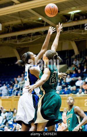 23. November 2009 - Durham, North Carolina, USA - 23. November 2009: #32 Alexis Rogers Neuling F/Wache. Herzog gewinnt 57-44 über UNC Charlotte.Mandatory Credit: Mark Abbott / Southcreek Global (Credit-Bild: © Mark Abbott/Southcreek Global/ZUMApress.com) Stockfoto