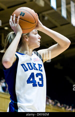 23. November 2009 - Durham, North Carolina, USA - 23. November 2009: #43 Allison Vernerey Neuling Center... Herzog gewinnt 57-44 über UNC Charlotte.Mandatory Credit: Mark Abbott / Southcreek Global (Credit-Bild: © Mark Abbott/Southcreek Global/ZUMApress.com) Stockfoto