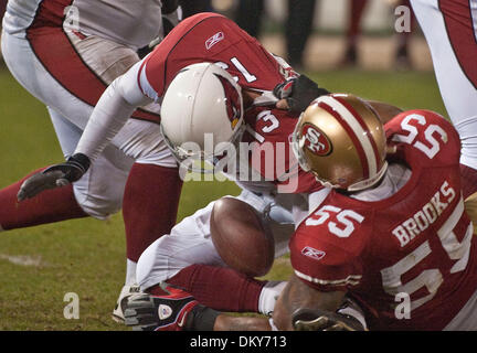 14. Dezember 2009 - San Francisco, Kalifornien - San Francisco 49ers Vs Arizona Cardinals im Candlestick Park Montag, 14. Dezember 2009. San Francisco 49ers Linebacker Ahmad Brooks #55 nimmt nach unten Arizona Cardinals quarterback Kurt Warner #13 (Credit-Bild: © Al Golub/ZUMApress.com) Stockfoto