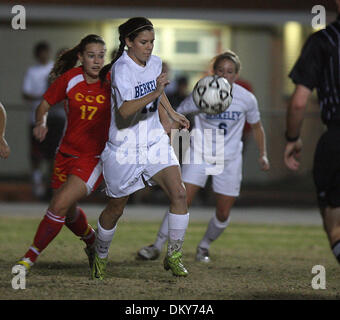 22. Januar 2010 - St. Petersburg, Florida, USA - SCOTT KEELER |  Times.SP 317384 KEEL SOCCER ST. PETERSBURG (22.01.2010) 7. Berkeley Preparatory School Taylor Batye, (13), vorne, versucht, den Ball in der ersten Hälfte, vorbei an Clearwater Central Catholic Andrea Hlavacka (17), zu kontrollieren und Berkeleys Taylor Richardson in der ersten Hälfte an St. Petersburg katholische High School.     [SCOTT Stockfoto