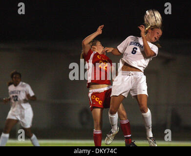 22. Januar 2010 - St. Petersburg, Florida, USA - SCOTT KEELER |  Times.SP 317384 KEEL SOCCER ST. PETERSBURG (22.01.2010) 1. Clearwater Central Catholic Alexandra Alberdi, (22), und Berkeley Preparatory School Taylor Richardson, (6), versuchen, den Ball an Mitte Bereich Freitagabend 3A-10 Mädchen Fußball Viertel Finale in St. Petersburg katholische High School gehen. Berkeley Prep besiegt C Stockfoto