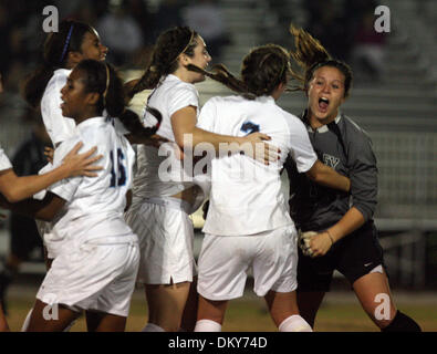 22. Januar 2010 - St. Petersburg, Florida, USA - SCOTT KEELER |  Times.SP 317384 KEEL SOCCER ST. PETERSBURG (22.01.2010) 3. Mitglieder von Berkeley Vorbereitende Mädchen Fußballmannschaft feiern ihre 1: 0-Sieg über Clearwater Central Catholic High School, Freitag Nacht in St. Petersburg katholische High School im Stadtteil 3A-10 Finale. [SCOTT KEELER, mal] (Kredit-Bild: © St. Petersburg Stockfoto