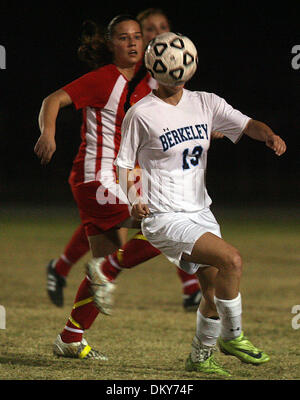 22. Januar 2010 - St. Petersburg, Florida, USA - SCOTT KEELER |  Times.SP 317384 KEEL SOCCER ST. PETERSBURG (22.01.2010) 6. Berkeley Preparatory School Taylor Batye, (13), geht nach einem lockeren Ball vorbei Clearwater Central Catholic Andrea Hlavacka, (17), in der ersten Hälfte bei St. Petersburg Catholic High School während der Aktion im Stadtteil 3A-10 Finale. Berkeley Prep besiegt Clearw Stockfoto