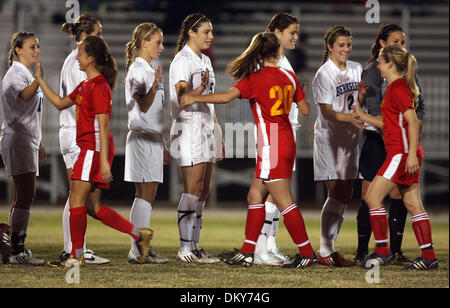 22. Januar 2010 - St. Petersburg, Florida, USA - SCOTT KEELER |  Times.SP 317384 KEEL SOCCER ST. PETERSBURG (22.01.2010) 8. Mitglieder des Berkeley Preparatory School Mädchen Fußball-Teams (in weiß) und Mitglieder des Clearwater Central Catholic High School Mädchen-Fußball-Teams grüßt einander im mittleren Bereich vor ihrem 3A-10 Bezirk letzten Spiel in St. Petersburg katholische High Scho Stockfoto