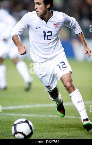 23. Januar 2010 - Carson, Kalifornien, USA - US-Verteidiger JONATHAN BORNSTEIN (12) das Spiel treibt Feld.  Honduras gewann 3: 1. Die US-Herren Nationalmannschaft gegen Honduras (Kredit-Bild: ZUMApress.com) Stockfoto