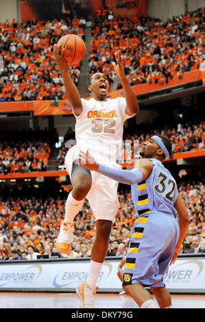 23. Januar 2010: Syrakus nach vorne geht Kris Joseph (32) für zwei Punkte gegen Marquette. Syrakus besiegt Marquette 76-71 in einem Big East Conference-Spiel bis an die Carrier Dome in Syracuse, New York. (Kredit-Bild: © Alan Schwartz/Cal Sport Media/ZUMApress.com) Stockfoto