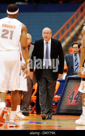 23. Januar 2010: Syrakus head Coach Jim Boeheim während des Spielens Marquette. Syrakus besiegt Marquette 76-71 in einem Big East Conference-Spiel bis an die Carrier Dome in Syracuse, New York. (Kredit-Bild: © Alan Schwartz/Cal Sport Media/ZUMApress.com) Stockfoto