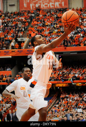 23. Januar 2010: Syrakus Wache Scoop Jardine (11) nimmt den Ball in den Korb während des Spielens Marquette. Syrakus besiegt Marquette 76-71 in einem Big East Conference-Spiel bis an die Carrier Dome in Syracuse, New York. (Kredit-Bild: © Alan Schwartz/Cal Sport Media/ZUMApress.com) Stockfoto